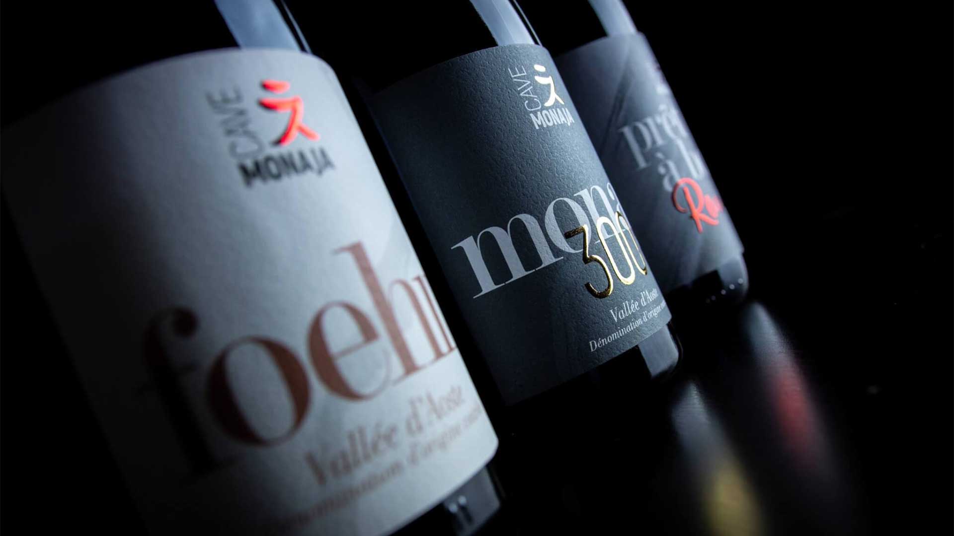 etichette con dettaglio laminato vino cave monaja